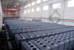 Anod carbon block assembly for electrolysis